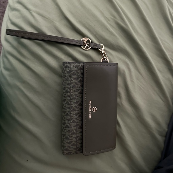 Michael Kors wristlet - Picture 3 of 4